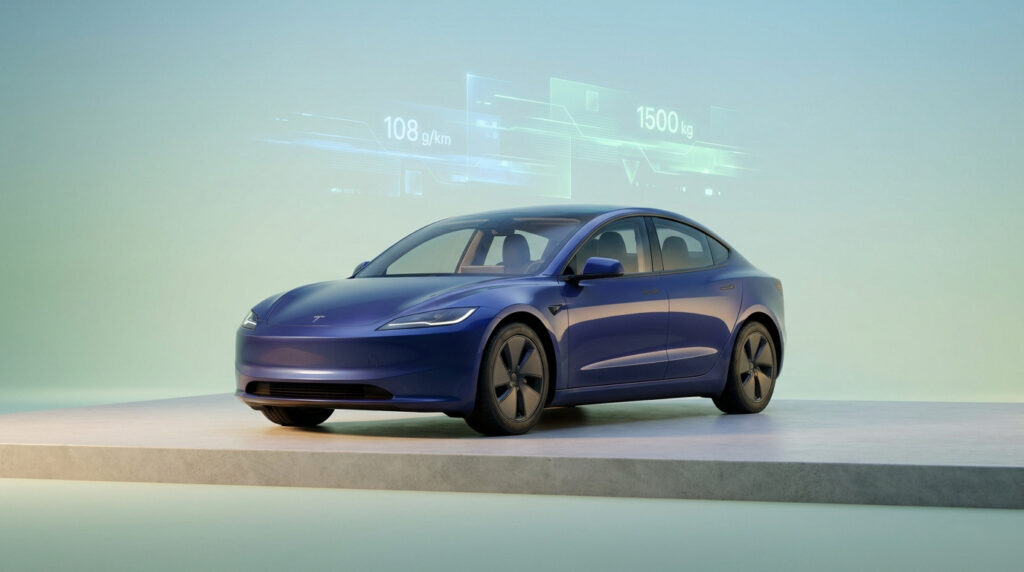 Une Tesla bleue sur un piédestal avec des données numériques holographiques affichant 108 g/km et 1500 kg.